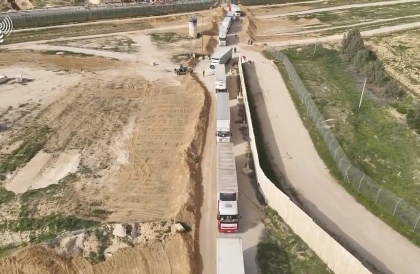 900 Trucks of Aid for Gaza Waiting to Be Collected